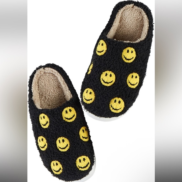🎈Comfort Trendz Fuzzy Slippers, Black Happy Face, Women’s Size 7/8, NWT - Picture 1 of 5